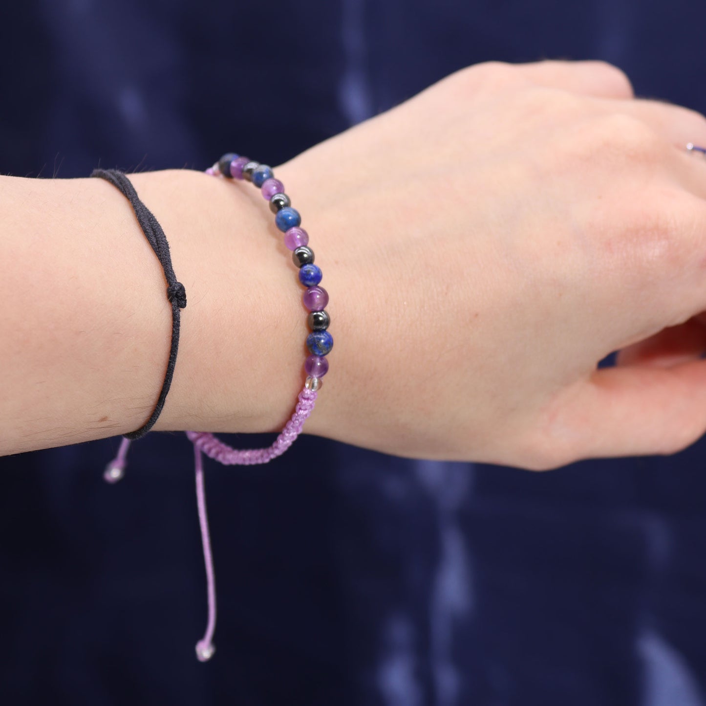 Close-up of Aquarius zodiac bracelet with amethyst and lapis lazuli stones, designed to support wisdom, originality and energetic clarity